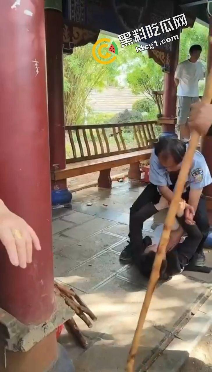 六盘水盘州胜境广场 众人闲暇之余下象棋 保安老头打输后说旁人指导男子才赢的 于是大打出手-5