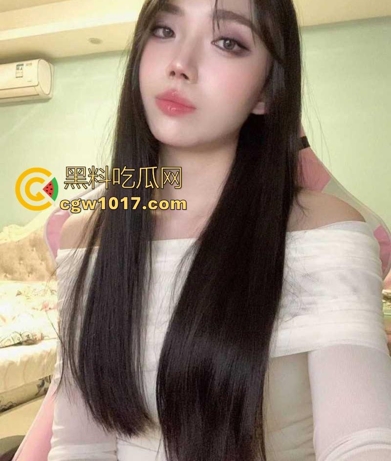 重庆极品陪酒女化身母狗献身客户,身穿黑丝情趣跪地舔屌,精湛的口技搭配上风骚的气质,简直反差到了骨子里!-3