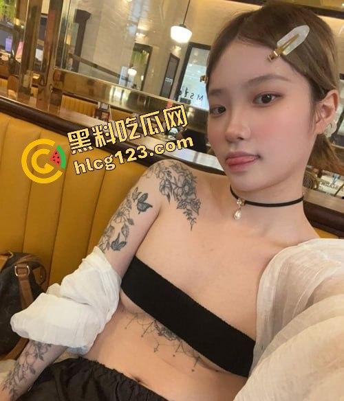 国外留学生反差婊大胆露出！齐逼超短裙美鲍惊艳，真空上街性感暴露到极限！