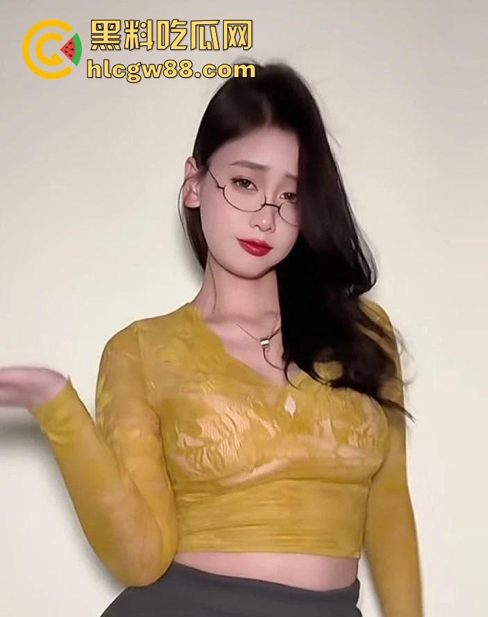 抖音极品性感网红【pop】细腰丰臀巨乳 清纯韵味满足 趴在床上为大哥口交骑乘!-2