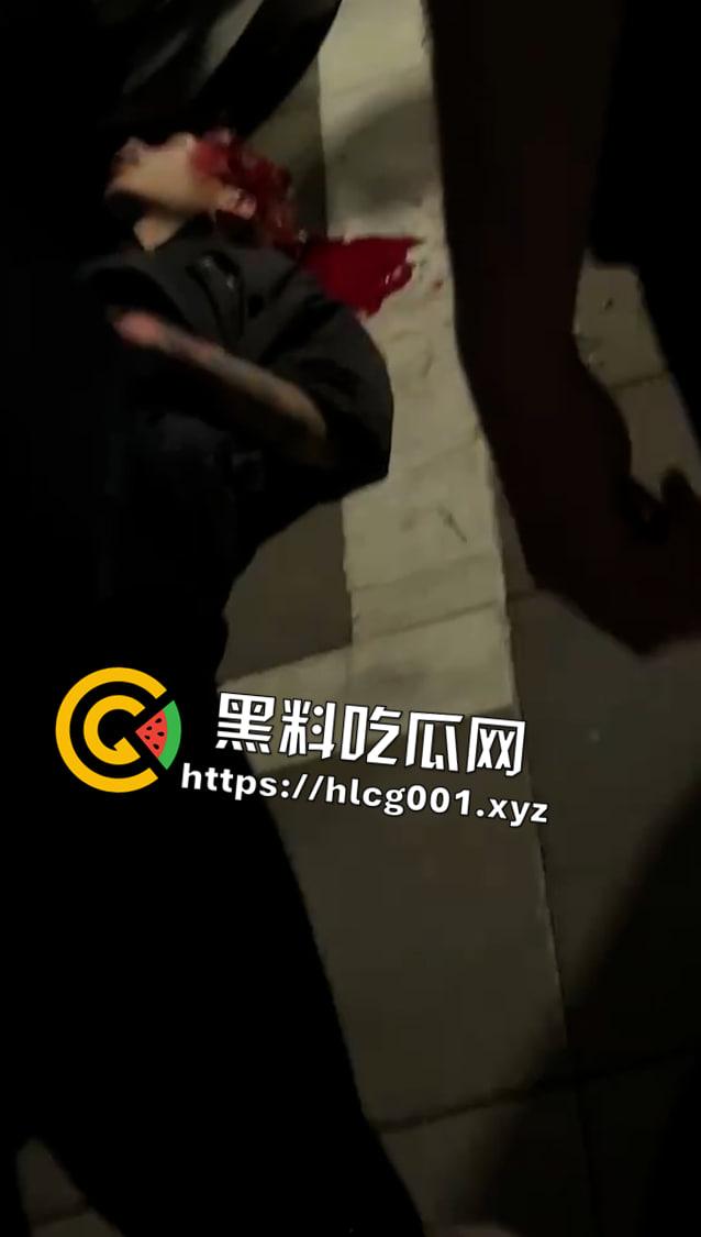 重庆精神小伙群殴现场堪比电影 刀枪棍棒样样精通 下手没一点轻重 头都打爆了