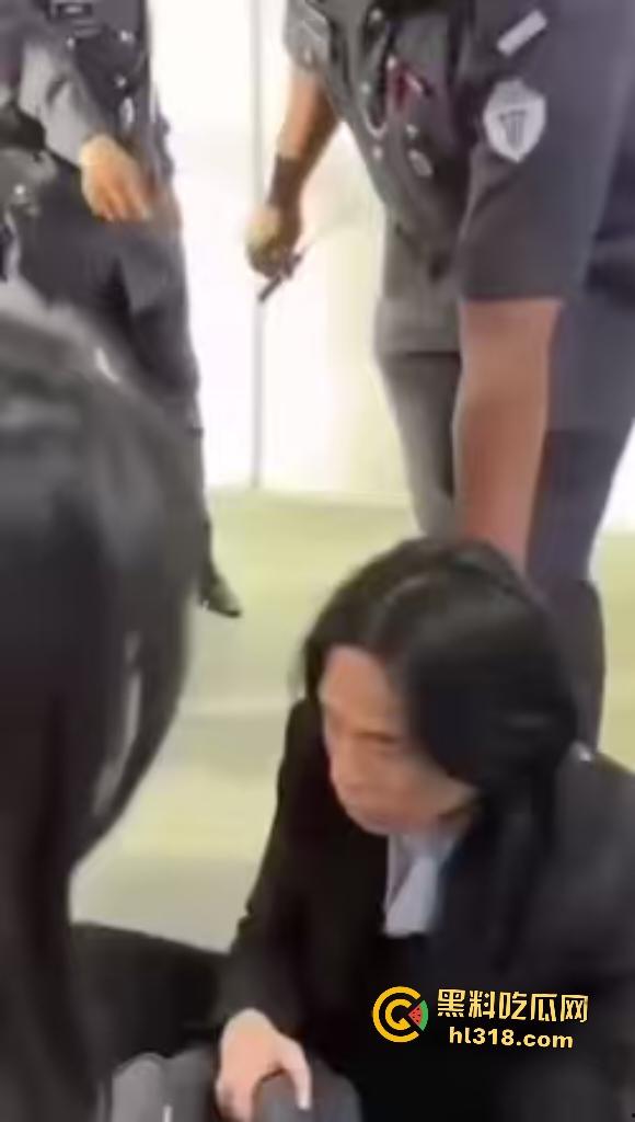 马来西亚华裔女学生被男友家暴囚禁好不容易逃出来又惨遭男友割喉,真是逃不出恶魔手爪啊!-2