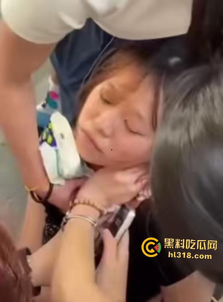 马来西亚华裔女学生被男友家暴囚禁好不容易逃出来又惨遭男友割喉,真是逃不出恶魔手爪啊!-3