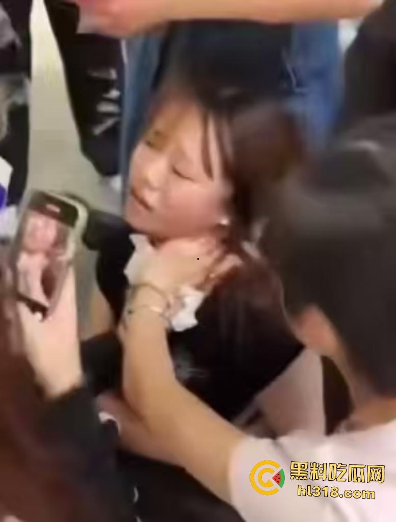 马来西亚华裔女学生被男友家暴囚禁好不容易逃出来又惨遭男友割喉,真是逃不出恶魔手爪啊!-5