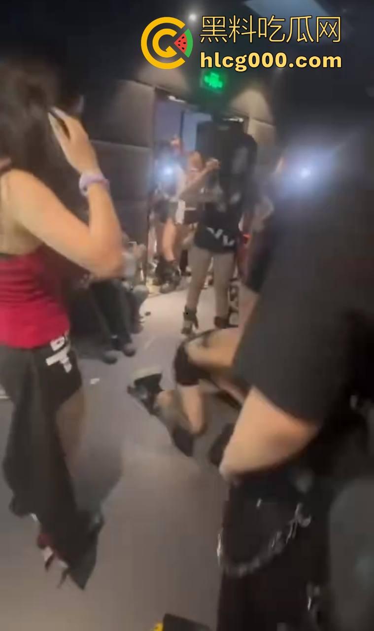 极品精神小妹当街厮杀,扯头发拳打胸脚踹逼招招致命,像头发疯的母牛一样,拦都拦不住!-8