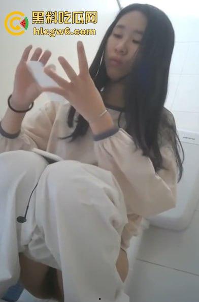 女大学生看片忍不住看到湿穿裤子 冲进厕所自己摸玩手活 被小哥偷拍全程纪录真是个极品骚货!-4