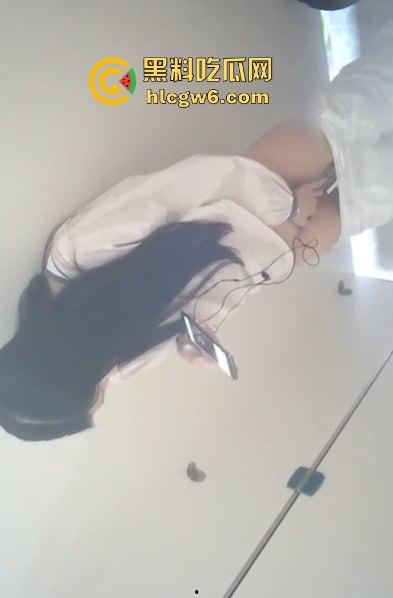 女大学生看片忍不住看到湿穿裤子 冲进厕所自己摸玩手活 被小哥偷拍全程纪录真是个极品骚货!-6
