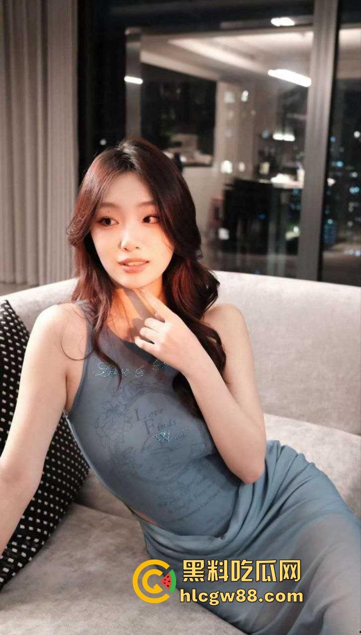 陕西小清新【孙怡】绿茶本性暴露，异地恋男友奋笔疾书，她却在炮友胯下爽到失神，球衣被撩起后入猛干！-8