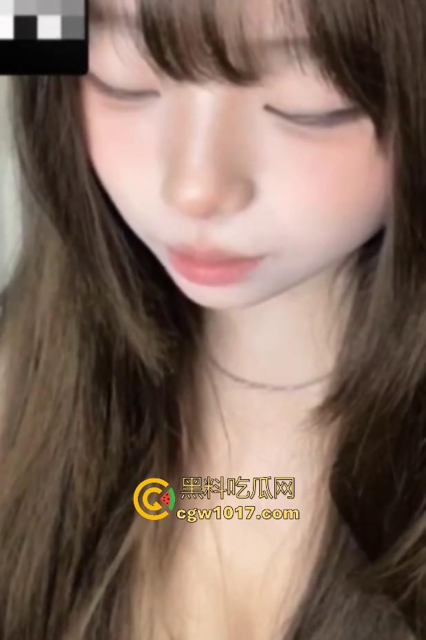 超可爱学生妹表情控制盯射,和金主视频露奶摸逼全程自言自语“看到喜欢的男孩子就浮想联翩”!-6