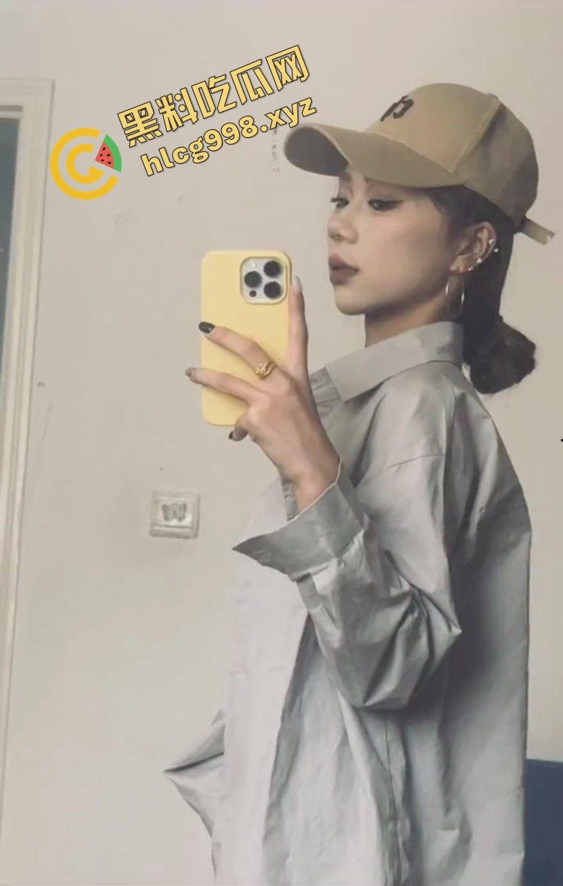 抖音情感博主14万粉女网红『妳可』与男友激情舌吻 对镜后入 全网独家流出!-4