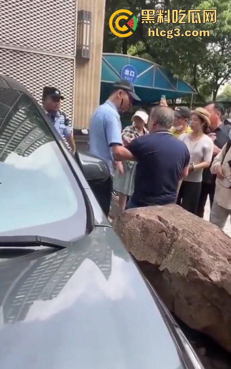 维权被关进大巴限制人身自由?上海海银财富投资人维权遭软禁被饿晕!-5