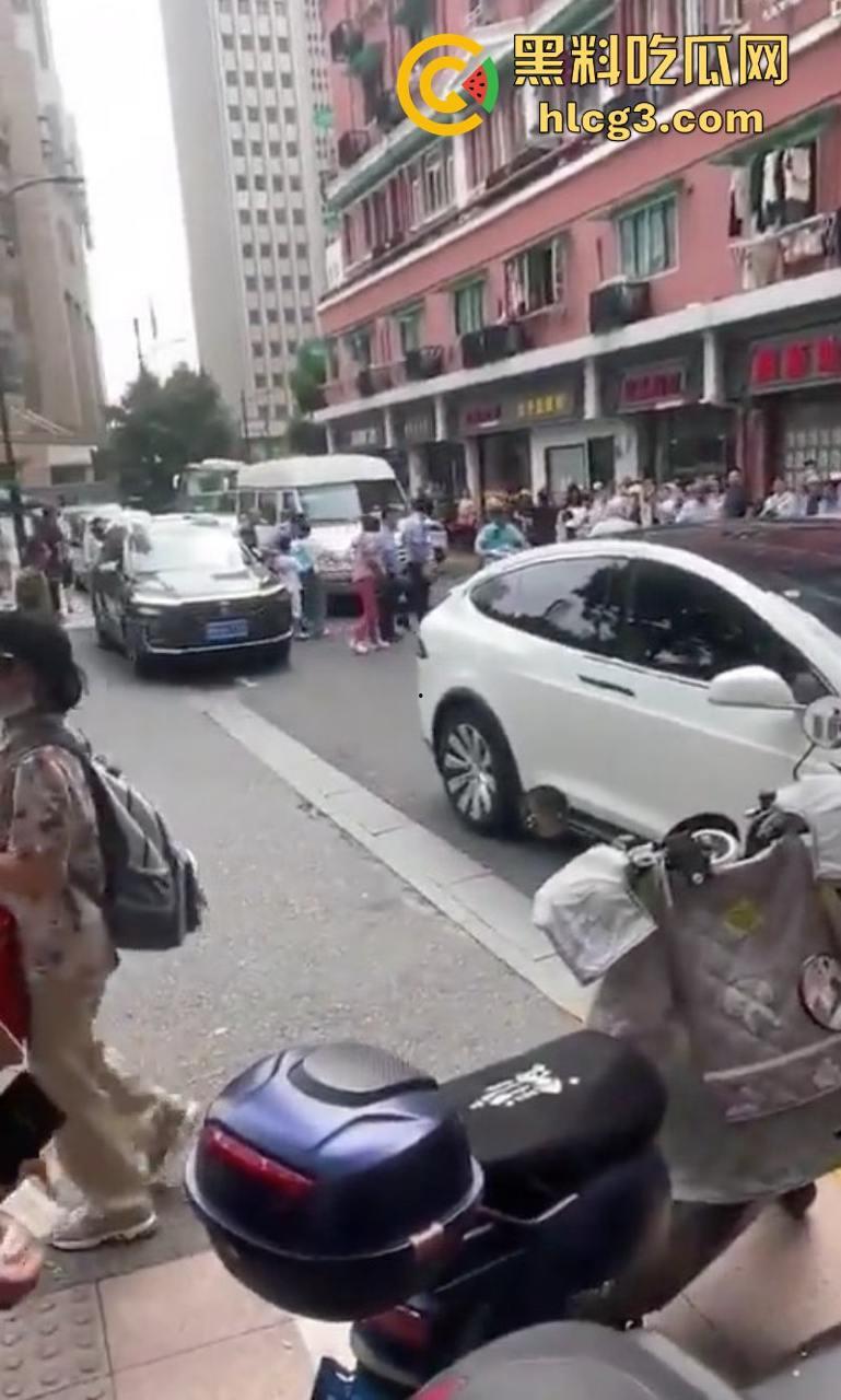 维权被关进大巴限制人身自由?上海海银财富投资人维权遭软禁被饿晕!-7