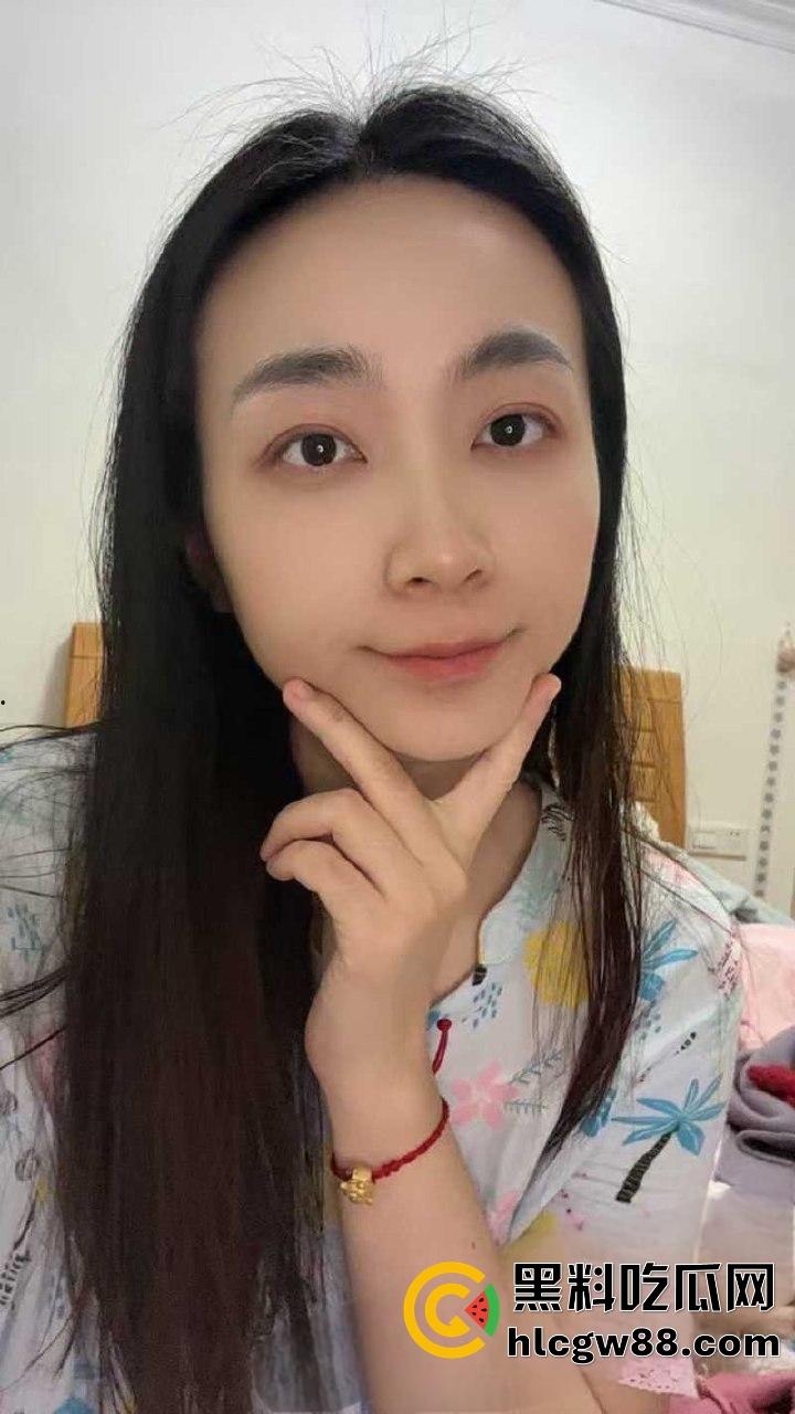 山东泰山少妇【杨薇娜】裸聊视频流出,自慰扣穴画面辣眼,高冷外表藏欲求不满,反差母狗直接撸爆!-2