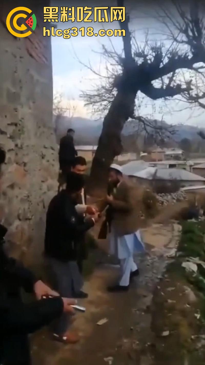猪队友试枪惨遭爆头，巴基斯坦村民体验刚到的手枪，结果遭猪队友走火爆头，男子当场去世！