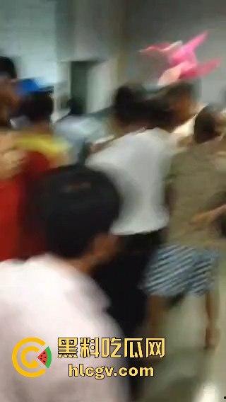 广东汕头小女孩遭两男子残忍强奸杀害,抛尸公厕水池,愤怒村民冲入派出所集体围殴牲口畜生变态凶手!-11