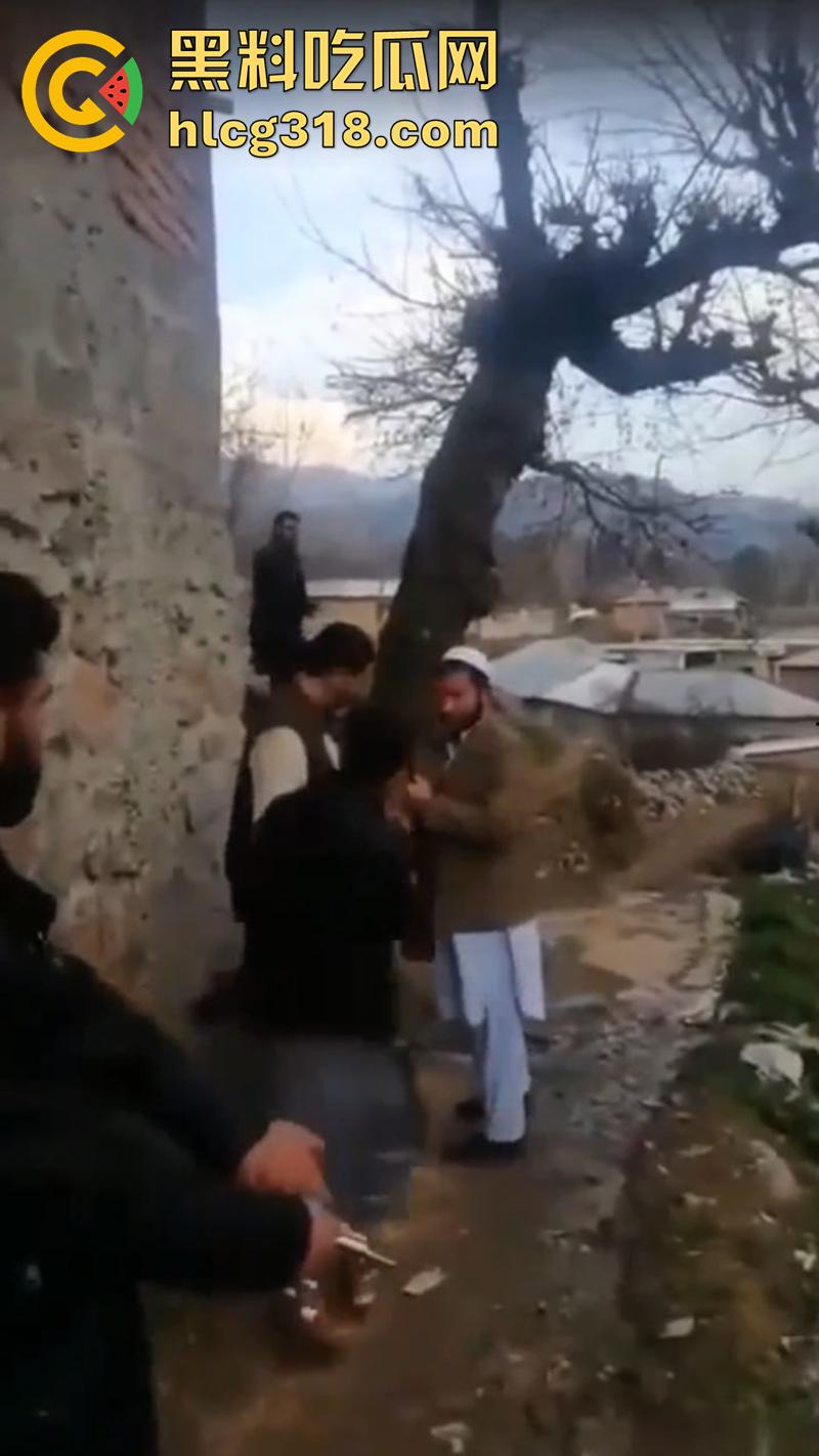 猪队友试枪惨遭爆头,巴基斯坦村民体验刚到的手枪,结果遭猪队友走火爆头,男子当场去世!-2