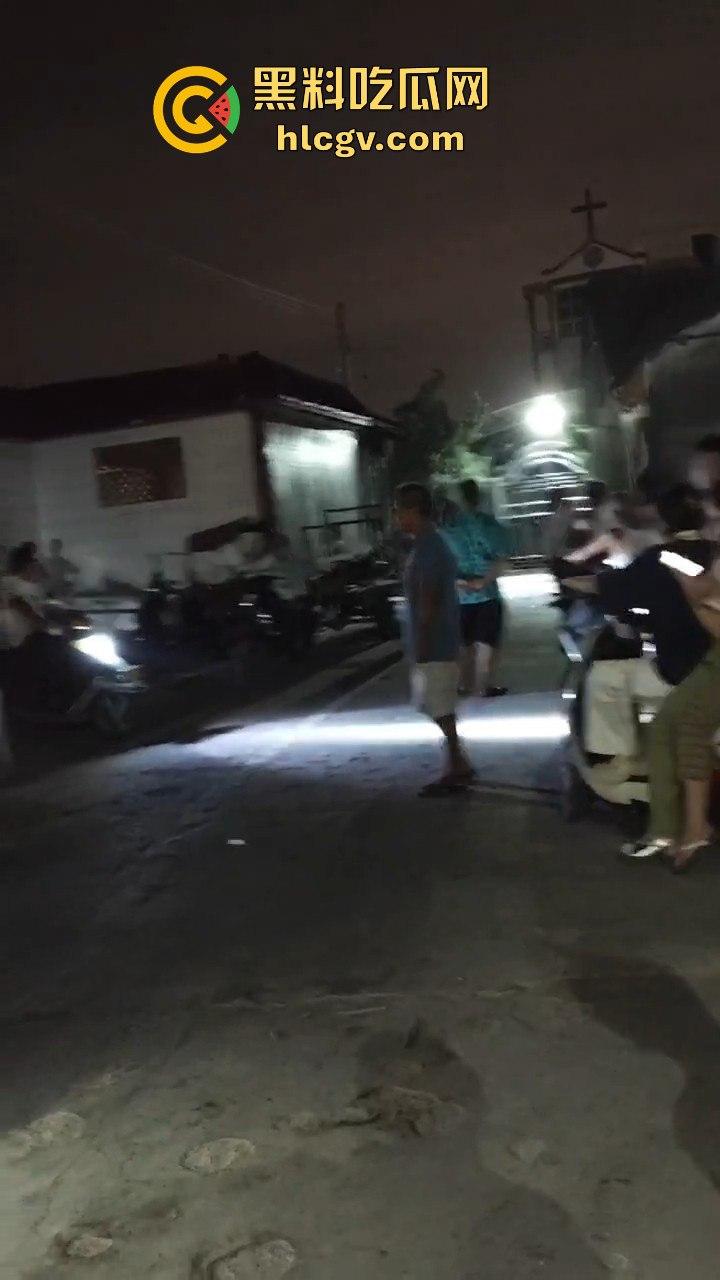 广东汕头小女孩遭两男子残忍强奸杀害,抛尸公厕水池,愤怒村民冲入派出所集体围殴牲口畜生变态凶手!-12