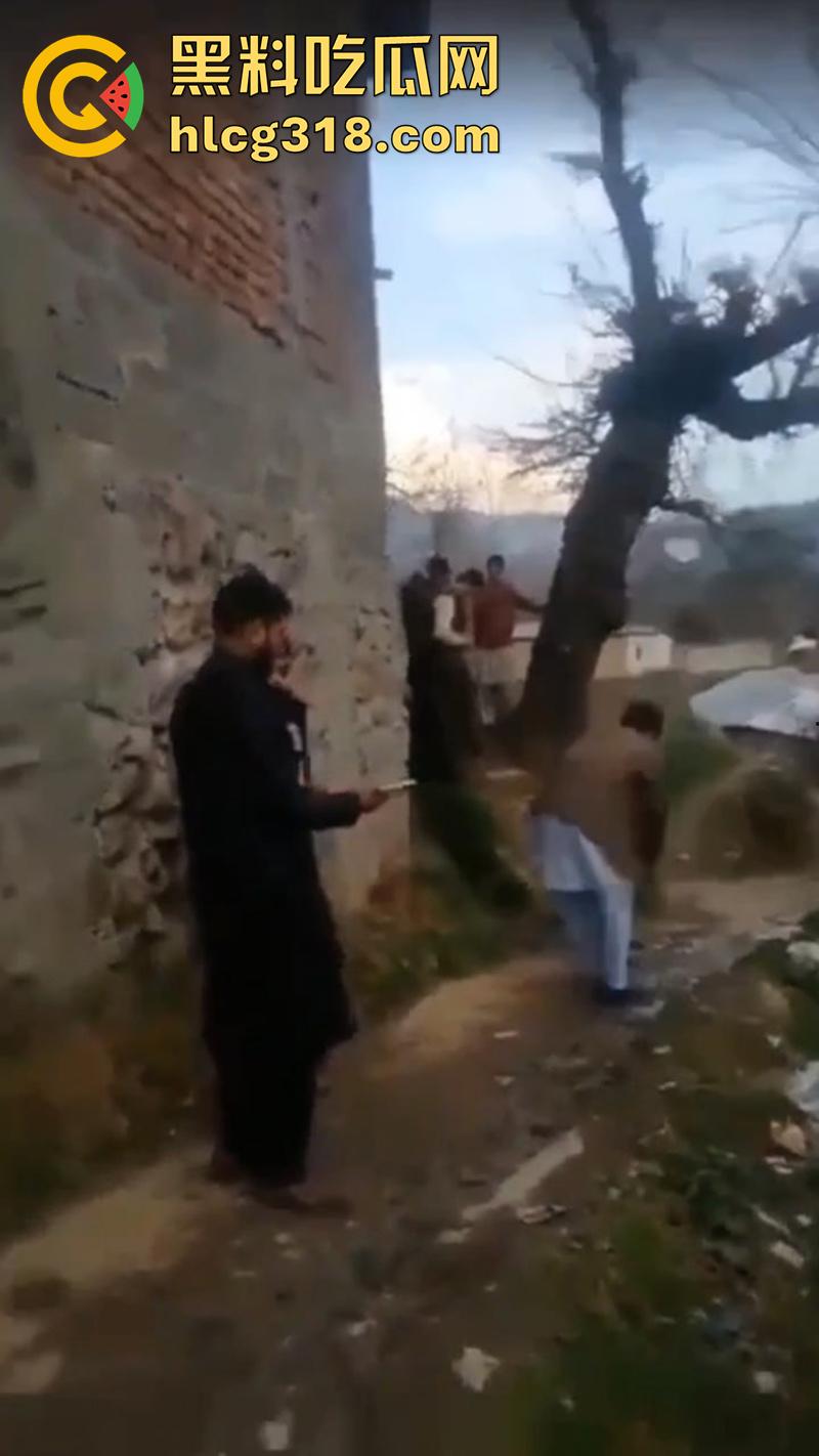 猪队友试枪惨遭爆头,巴基斯坦村民体验刚到的手枪,结果遭猪队友走火爆头,男子当场去世!-4