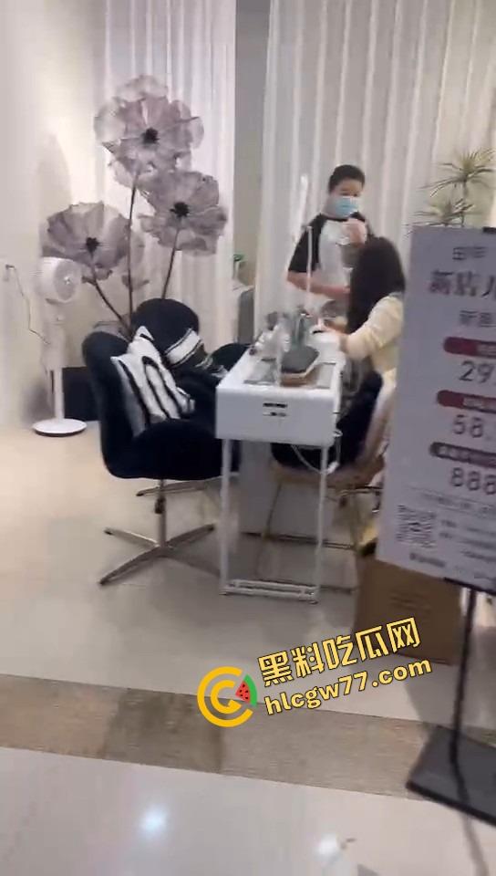 美甲店撕逼名场面，正室冲店狂扇小三，吊带扯烂奶子快蹦飞，围观群众全程高能吃瓜！