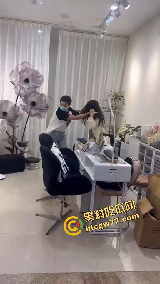 美甲店撕逼名场面,正室冲店狂扇小三,吊带扯烂奶子快蹦飞,围观群众全程高能吃瓜!-2