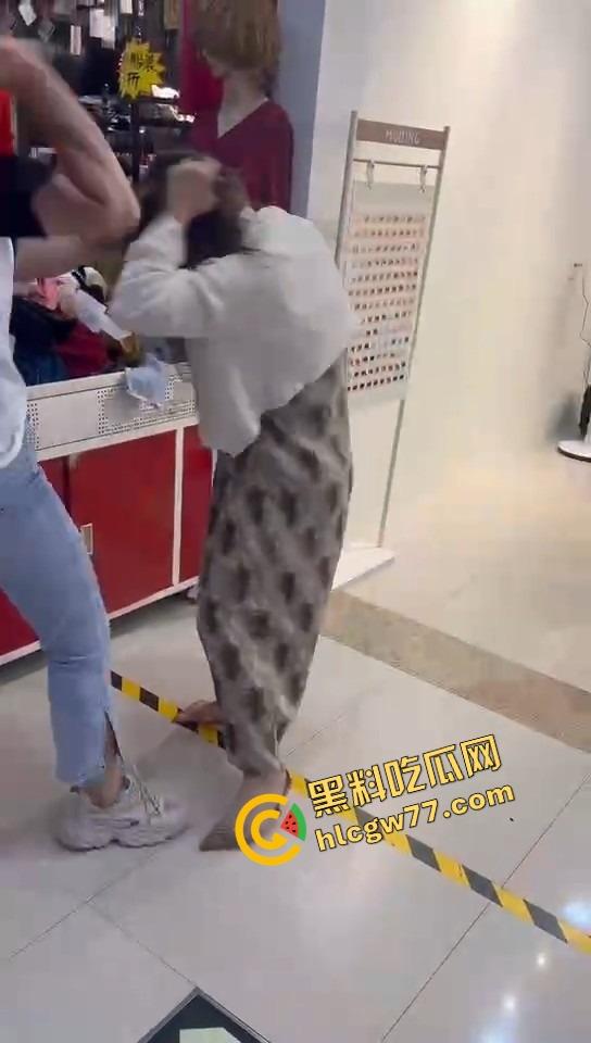 美甲店撕逼名场面,正室冲店狂扇小三,吊带扯烂奶子快蹦飞,围观群众全程高能吃瓜!-3