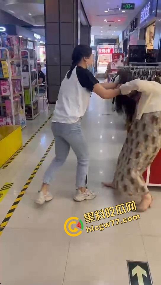 美甲店撕逼名场面,正室冲店狂扇小三,吊带扯烂奶子快蹦飞,围观群众全程高能吃瓜!-4