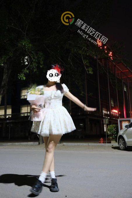 露出反差婊甜甜 「yiyii_01」大马路露出惊现，日常生活照与福利姬身份巨大反差引热议！