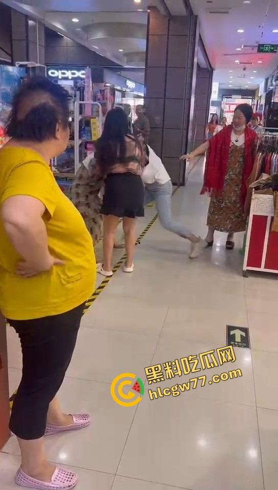 美甲店撕逼名场面,正室冲店狂扇小三,吊带扯烂奶子快蹦飞,围观群众全程高能吃瓜!-5