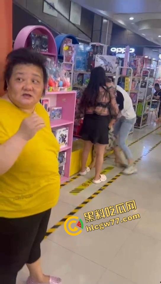 美甲店撕逼名场面,正室冲店狂扇小三,吊带扯烂奶子快蹦飞,围观群众全程高能吃瓜!-6