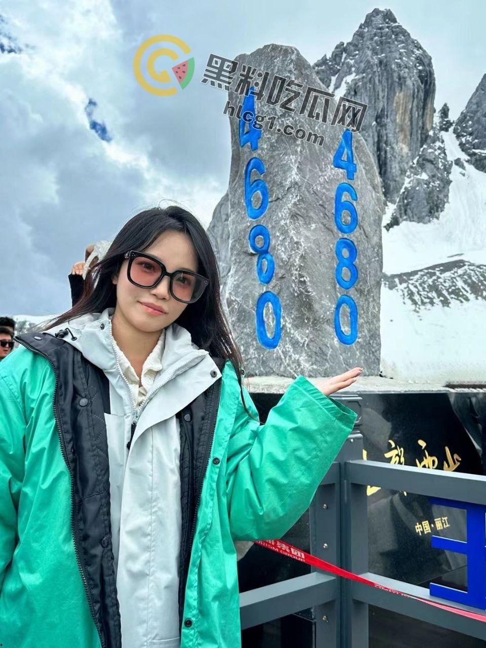 露出反差婊甜甜 「yiyii_01」大马路露出惊现,日常生活照与福利姬身份巨大反差引热议!-3