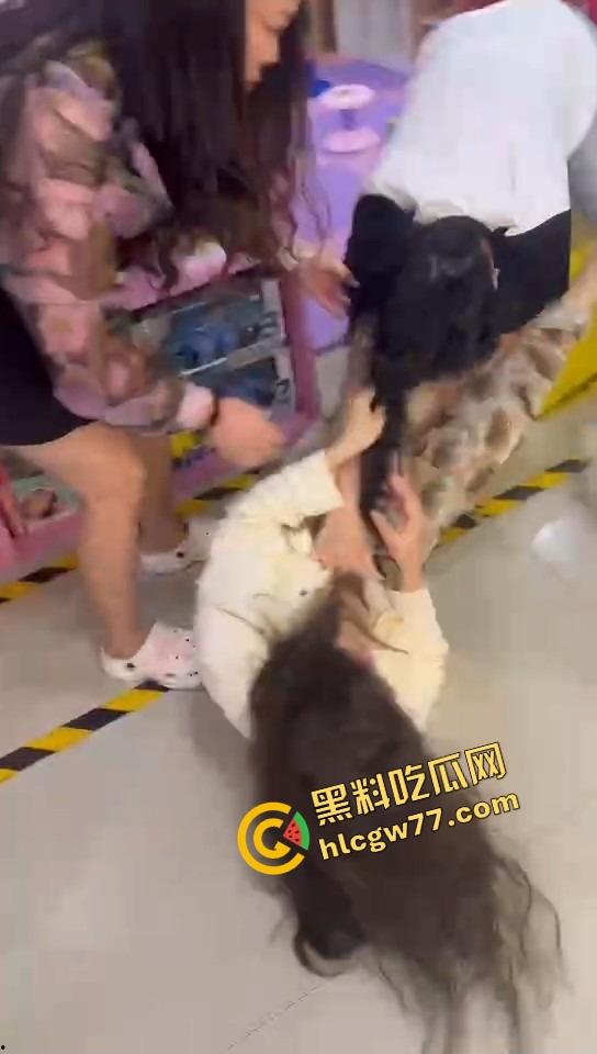 美甲店撕逼名场面,正室冲店狂扇小三,吊带扯烂奶子快蹦飞,围观群众全程高能吃瓜!-8