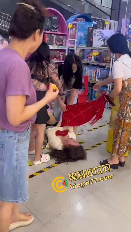 美甲店撕逼名场面,正室冲店狂扇小三,吊带扯烂奶子快蹦飞,围观群众全程高能吃瓜!-10