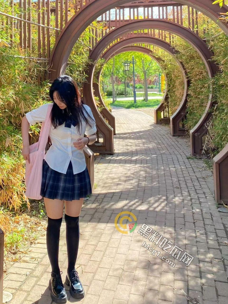 露出反差婊甜甜 「yiyii_01」大马路露出惊现,日常生活照与福利姬身份巨大反差引热议!-5