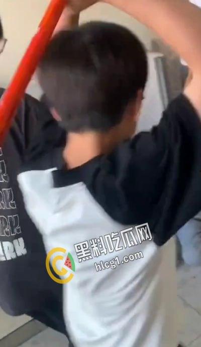 漳州市南靖县高新学校 中学生校园霸凌 厕所群殴 疯狂殴打落单小男孩！