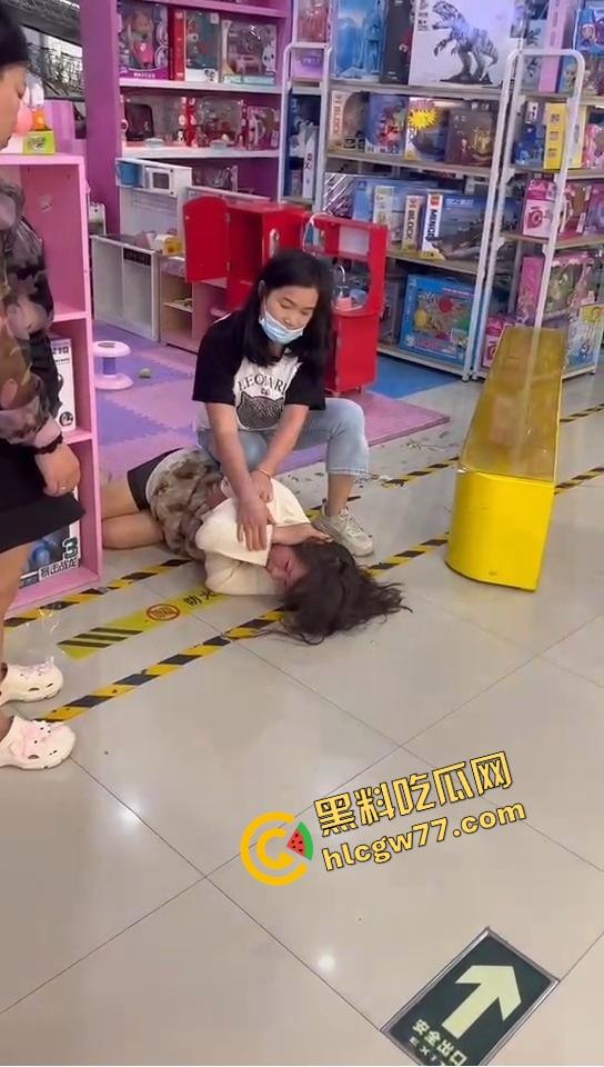 美甲店撕逼名场面,正室冲店狂扇小三,吊带扯烂奶子快蹦飞,围观群众全程高能吃瓜!-12