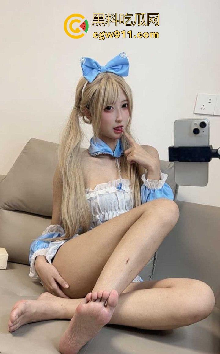 极品高颜值福利博主【芝士小宝】足控私拍福利,清纯脸蛋极品身材,做出丝足撩人姿势, 反差十足!-10