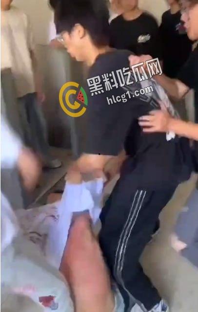 漳州市南靖县高新学校 中学生校园霸凌 厕所群殴 疯狂殴打落单小男孩!-6