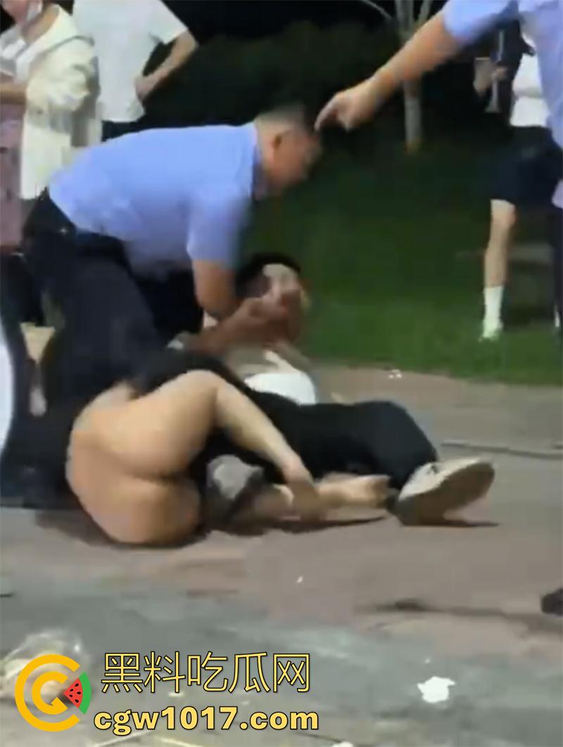 厦门集美小仙女,喝醉了脱光光,当街耍酒疯脱光撒泼,身材还真不错,奶子饱满硕大,翘臀也很诱人,骚逼都漏出来了!-10