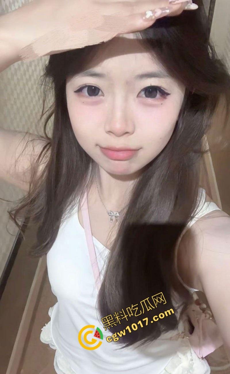 浙大清纯学妹【李溪楠】被爆性爱视频：粉裙白袜，被前男友猛操嫩穴，脸带满足笑，真正骚货贱玩！