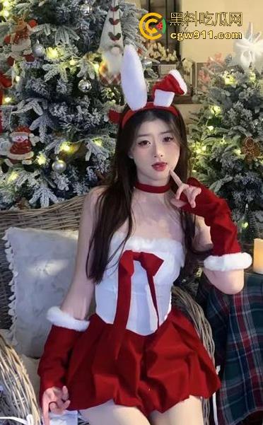 广州大学清纯女大【王肖琴】圣诞女仆情趣装约炮网友，白丝美腿诱惑调教，酒店激情全程无套！