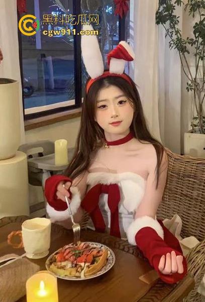 广州大学清纯女大【王肖琴】圣诞女仆情趣装约炮网友,白丝美腿诱惑调教,酒店激情全程无套!-2