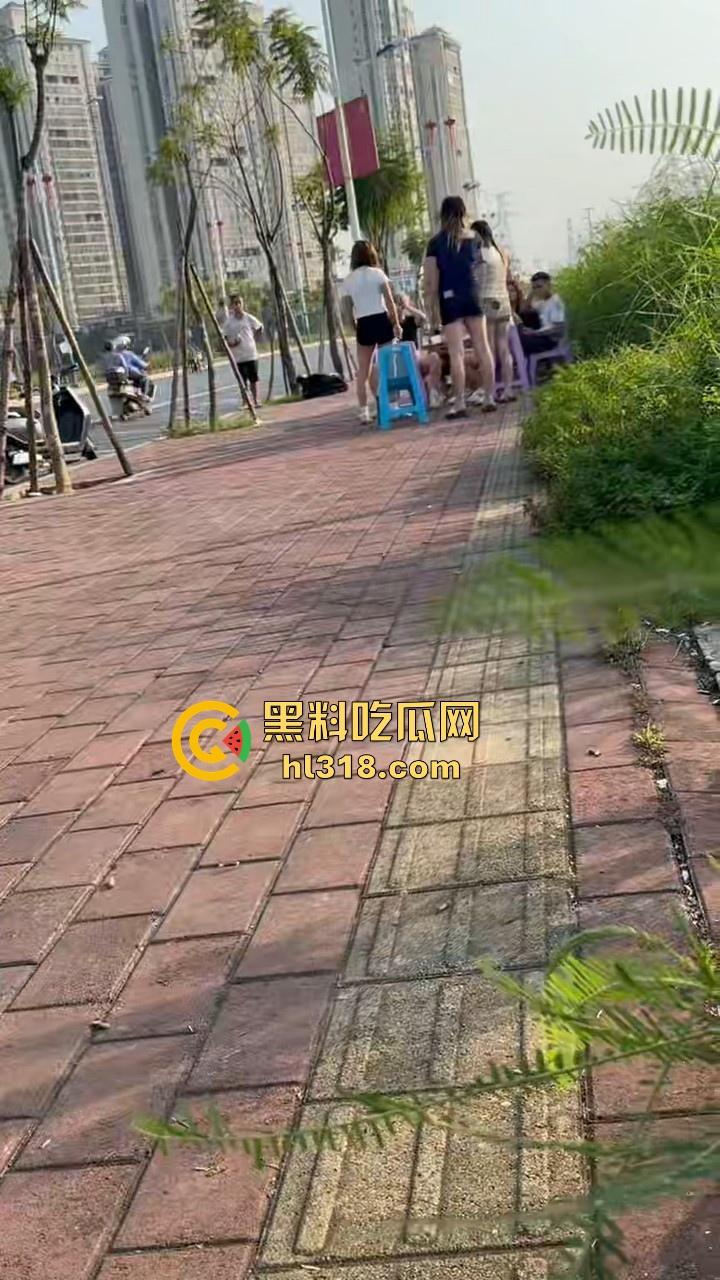 最爱看女人打架了，打得确实够猛，直接一群姐妹围上去，一个酒瓶子疯狂敲，旁边男的都看呆了！