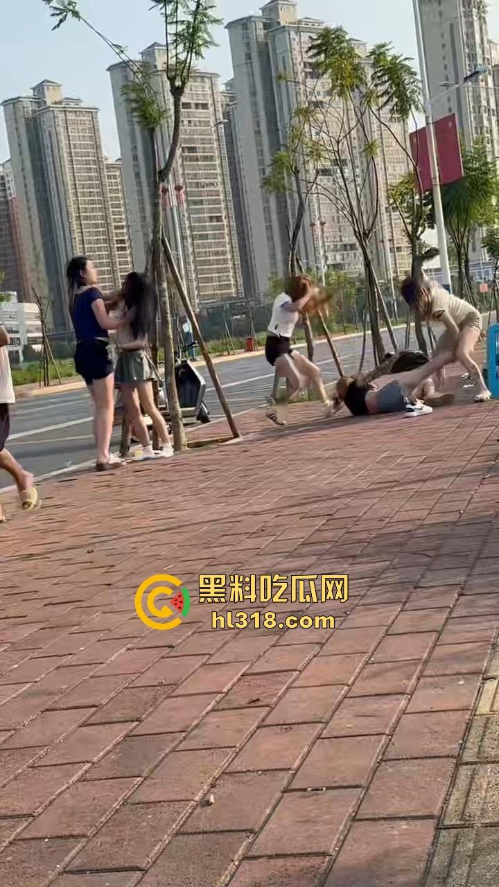 最爱看女人打架了,打得确实够猛,直接一群姐妹围上去,一个酒瓶子疯狂敲,旁边男的都看呆了!-3