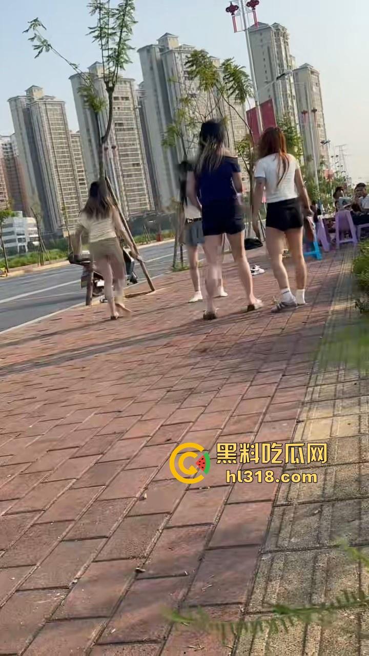 最爱看女人打架了,打得确实够猛,直接一群姐妹围上去,一个酒瓶子疯狂敲,旁边男的都看呆了!-6