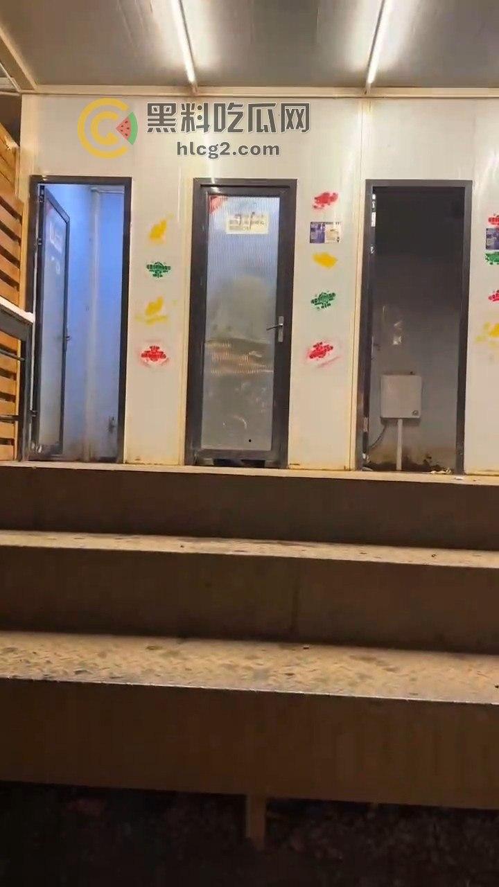 透明玻璃门暴露无遗!小情侣卫生间激情做爱被围观,吃瓜群众直播全过程!-3