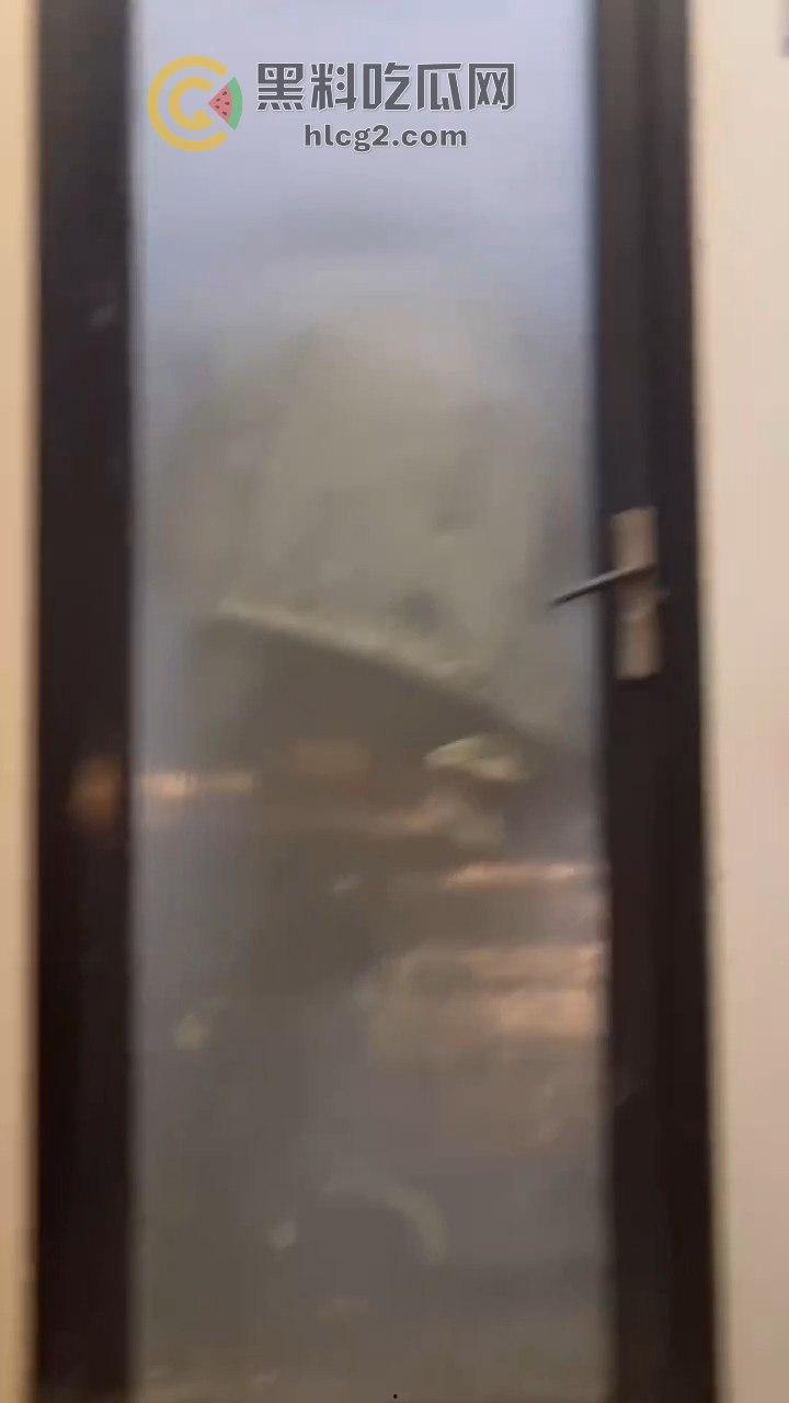 透明玻璃门暴露无遗!小情侣卫生间激情做爱被围观,吃瓜群众直播全过程!-4