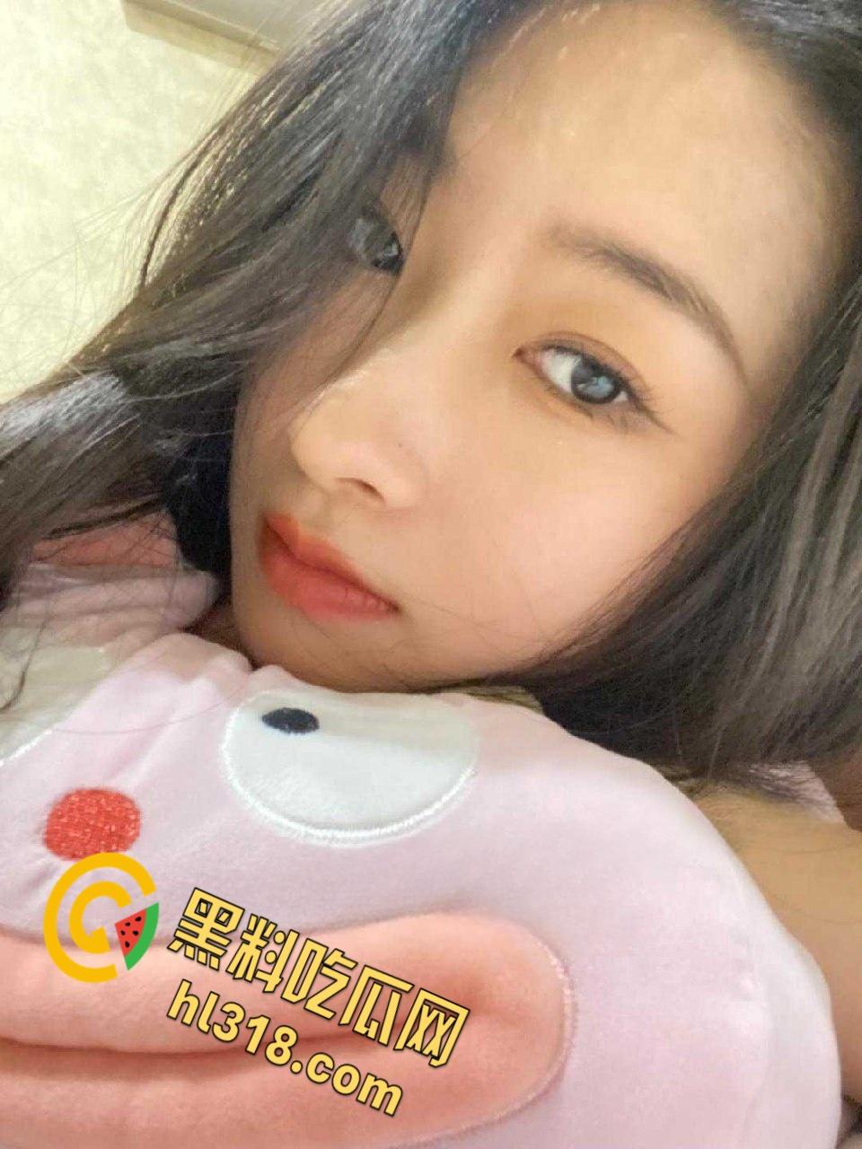 纯情反差女大学生的放荡生活,海滩露脸全裸秀,无毛一线天嫩穴性感诱人,回到酒店饥渴的男友直捣黄龙!-3