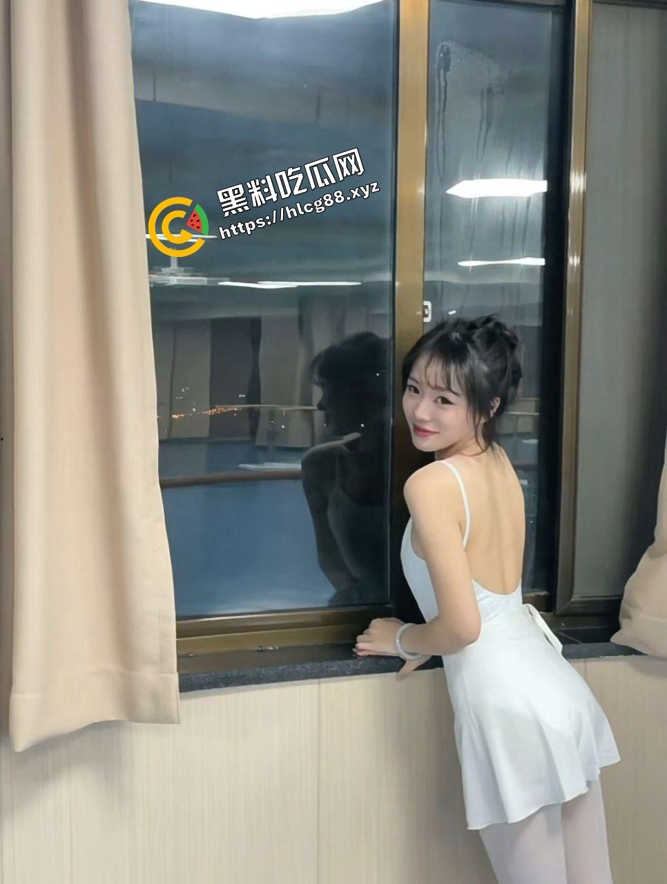 湖南艺术职业反差舞蹈生【胡可】网聊卖视频线下约炮,188元过门槛观赏极品美乳粉逼酮体!-3