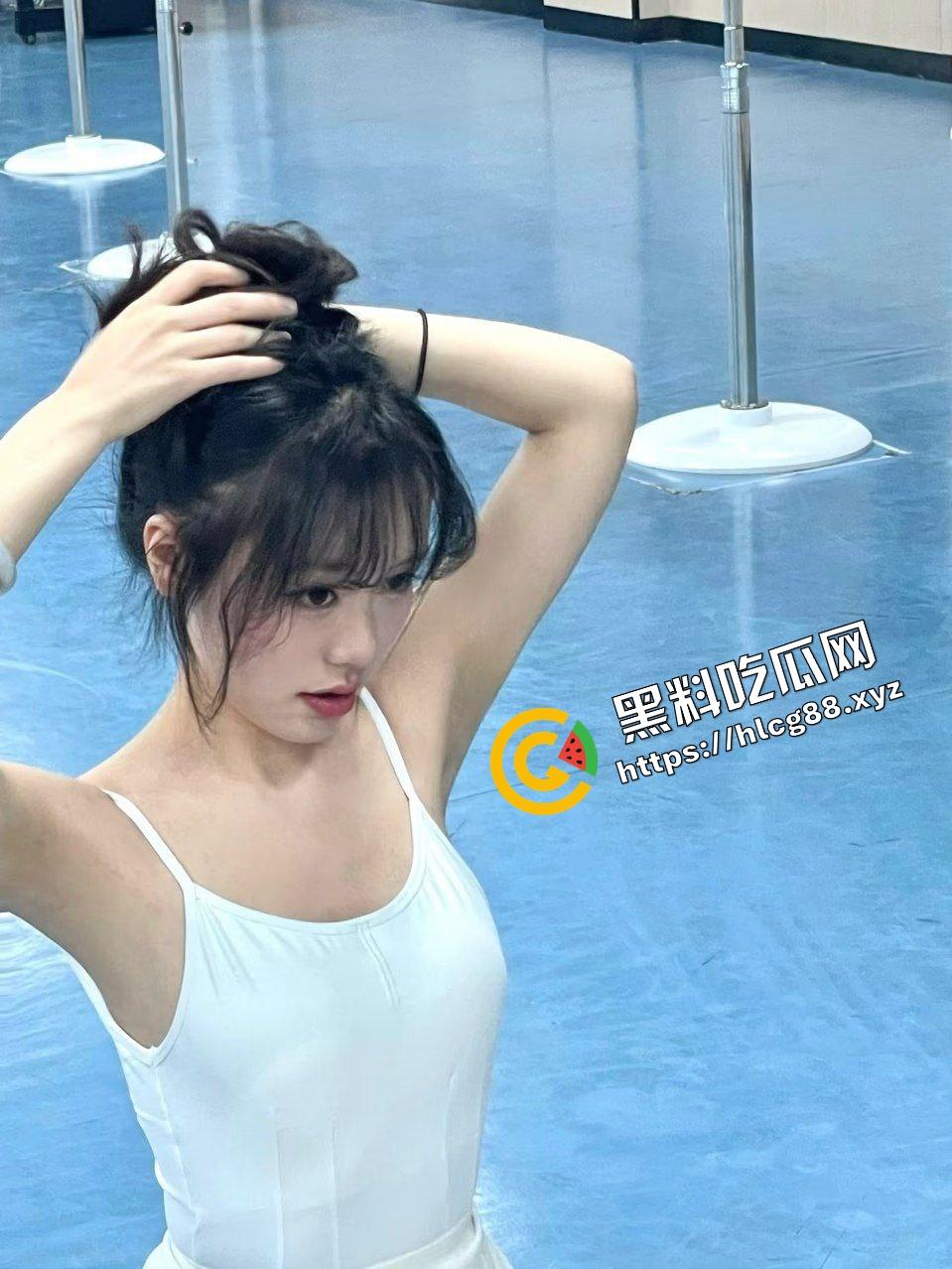 湖南艺术职业反差舞蹈生【胡可】网聊卖视频线下约炮,188元过门槛观赏极品美乳粉逼酮体!-4