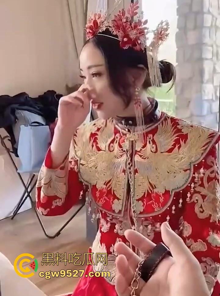 极品人妻熟女【半糖兔兔】新娘做爱视频,翘奶黑毛若隐若现,口交时眼神勾魂,性感身材与反差魅力让人血脉喷张!-2